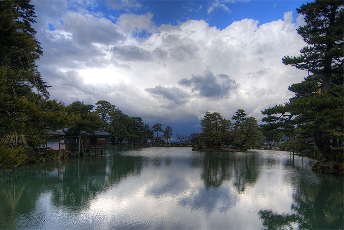 kanazawa kenrokuen lake